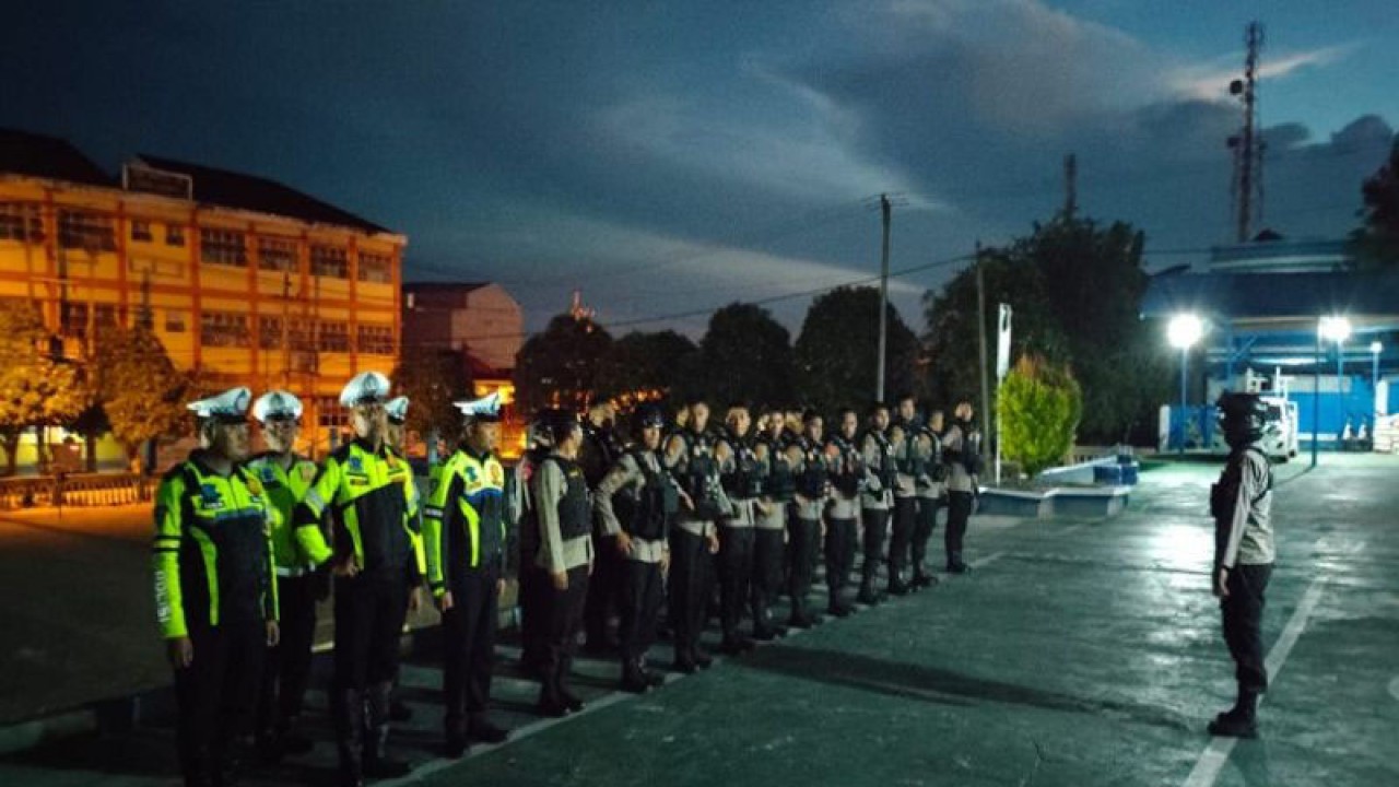 ARSIP - Aparat Polres Baubau melakukan apel malam dalam rangka untuk mengamankan pengendara roda dua balap liar dengan menggunakan knalpot bogar. ANTARA/Azis Senong)
