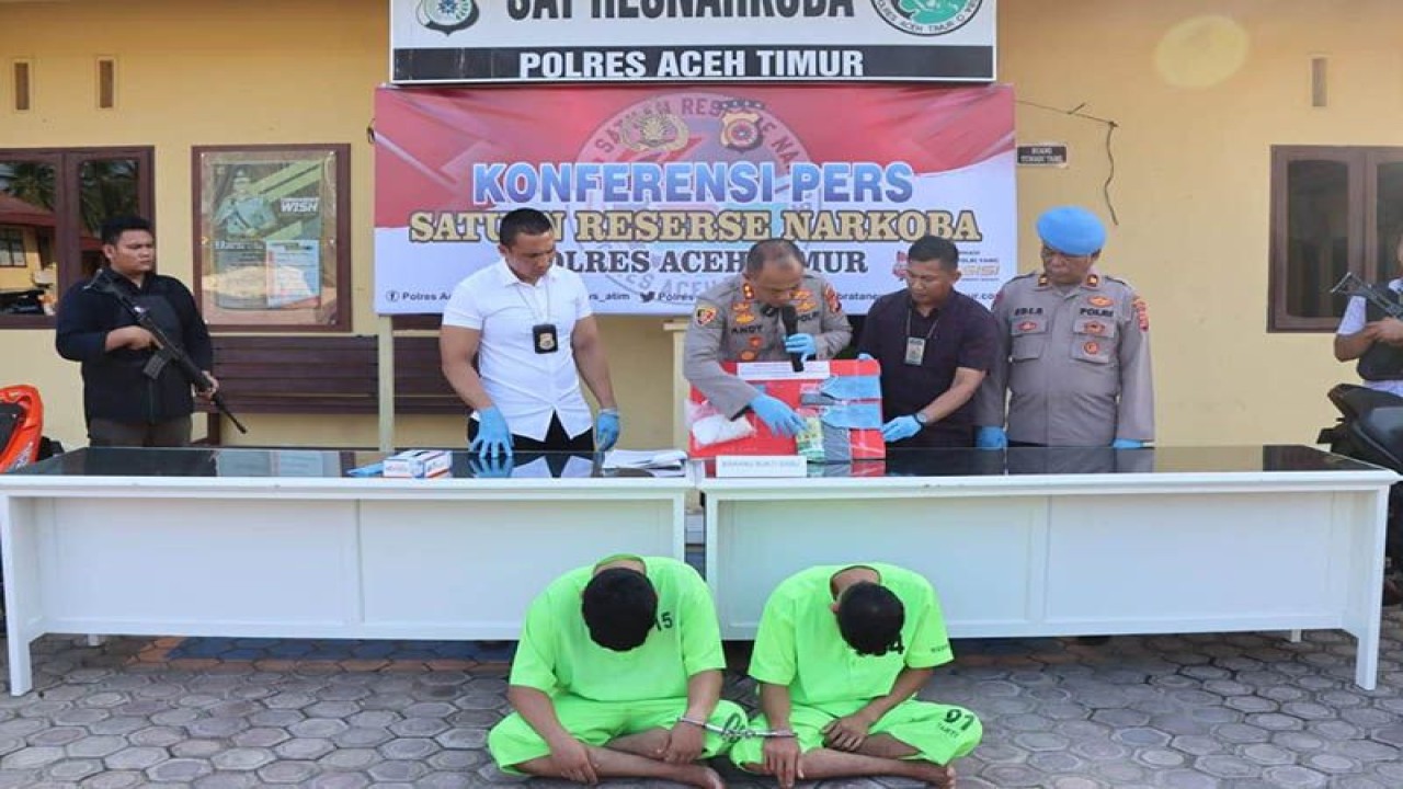 Kapolres AKBP Andy Rahmansyah memperlihatkan pelaku dan barang bukti sabu-sabu di Mapolres Aceh Timur, Rabu (8/3/2023). ANTARA/HO