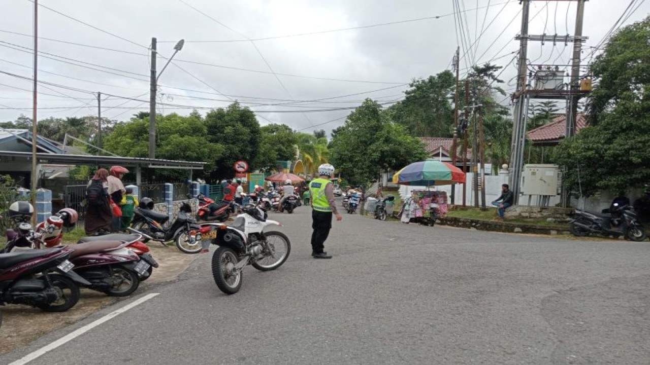 Personel Salantas Polres Bangka Barat melakukan pemantauan lalu lintas di lokasi keramaian dan rawan kecelakaan. (ANTARA/ Donatus Dasapurna)