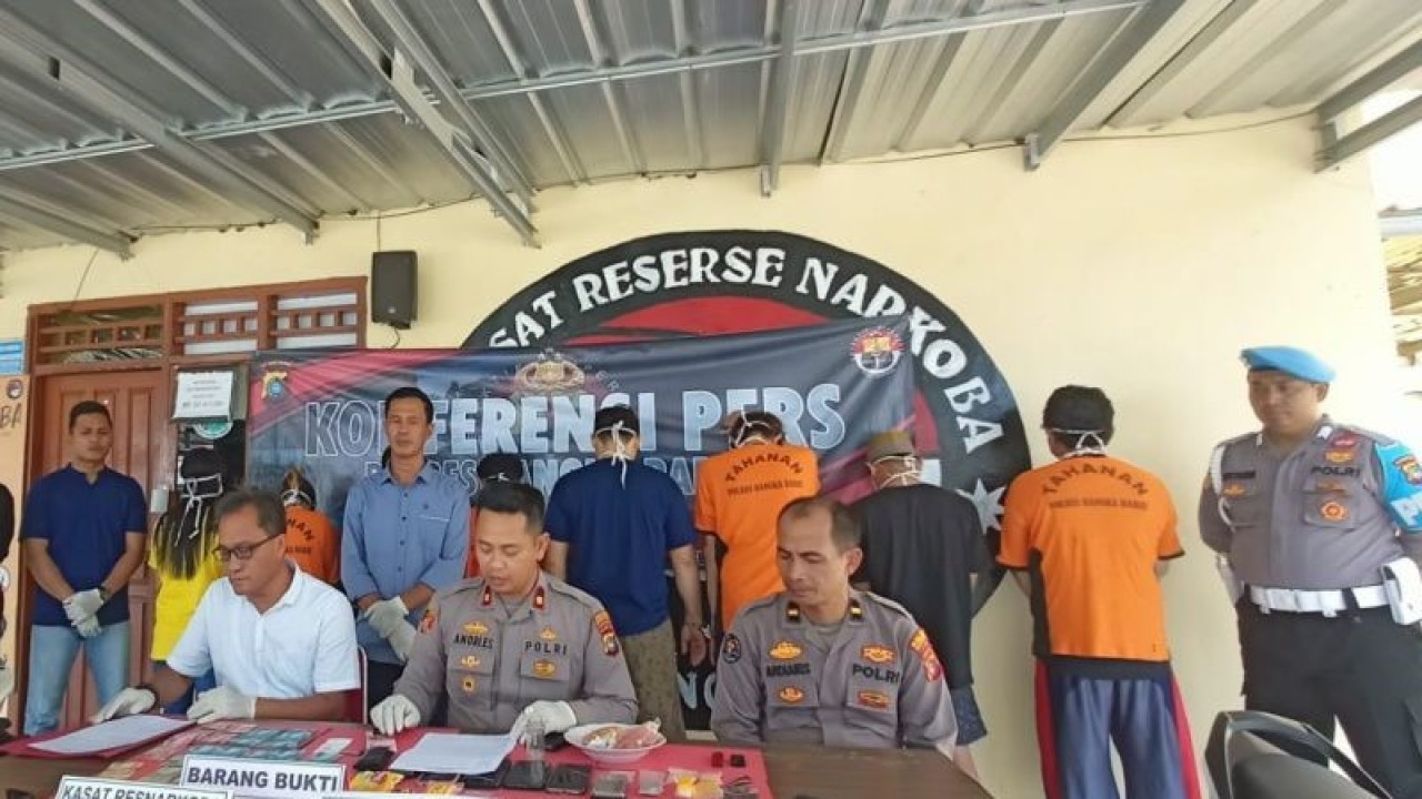 Wakapolres Bangka Barat Kompol Andri Eko Setiawan (duduk tengah) memberikan keterangan pers hasil pengungkapan kasus Operasi Antik Menumbing 2023. ANTARA/ Donatus Dasapurna.