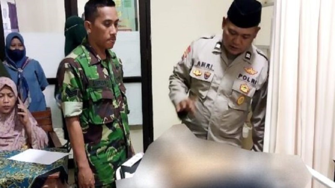 Petugas Polres Bangkalan saat memantau kondisi jenazah santri yang menjadi korban kekerasan seniornya. (ANTARA/HO-Polres Bangkalan