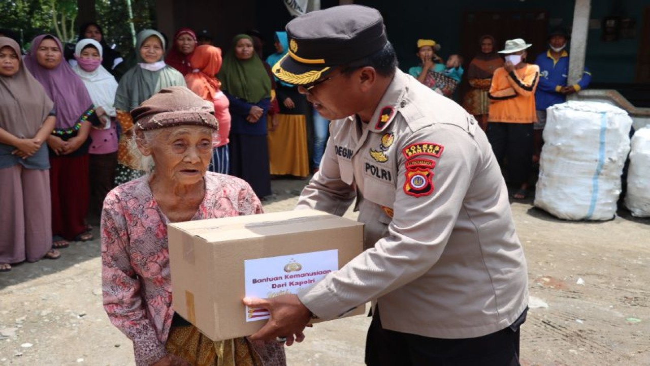 Bantuan paket sembako untuk warga kurang mampu di Kabupaten Bantul, Daerah Istimewa Yogyakarta, oleh Kepolisian Resor Polres Bantul, DIY, Kamis (30/3/2023) (Foto Humas Polres Bantul)
