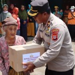 Polres Bantul bagikan ratusan paket sembako untuk warga kurang mampu-1680178047