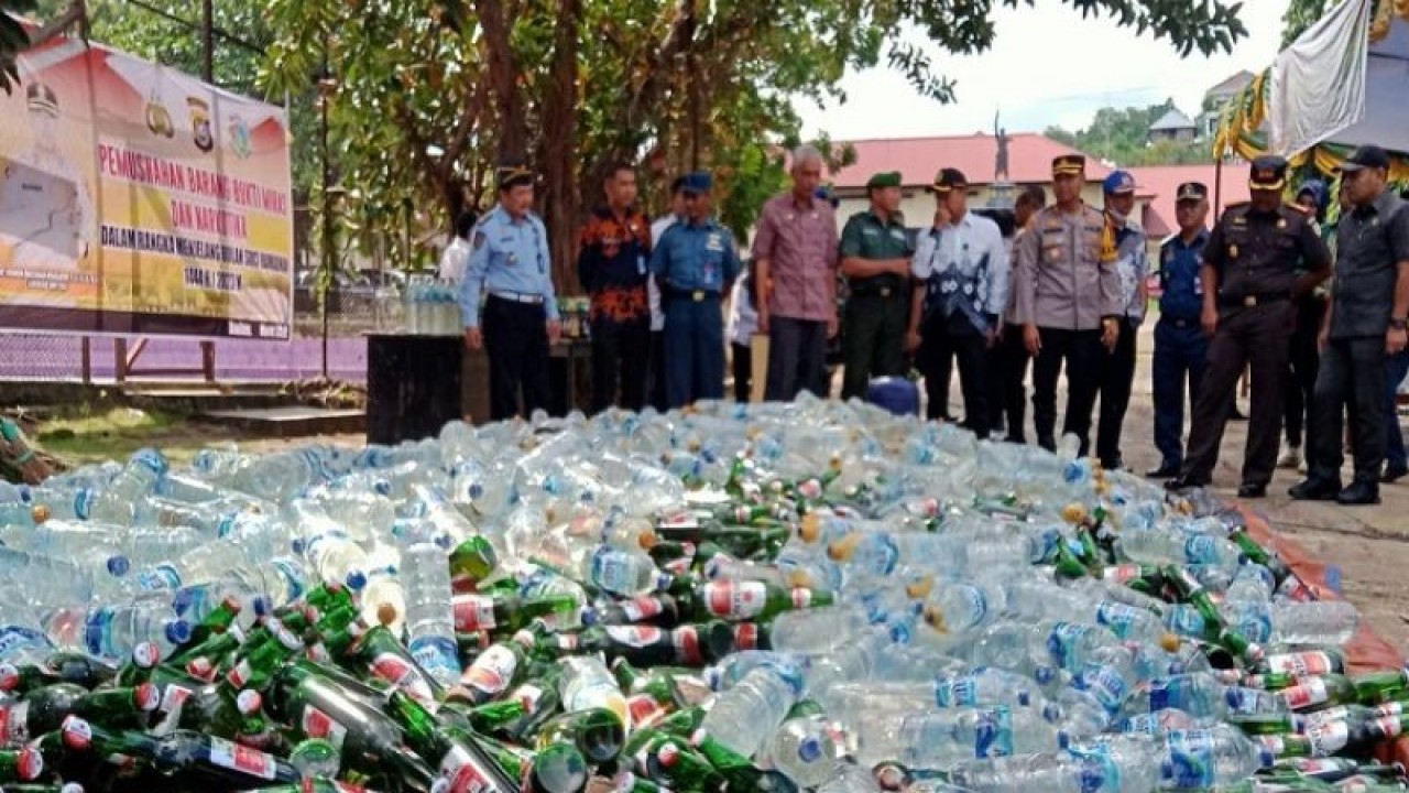 Polres Baubau bersama dengan instansi terkait memusnahkan ribuan botol minuman keras dan narkotika jenis sabu dalam rangka menjelang masuknya bulan Suci Ramadhan 1444 Hijriah. Foto ANTARA/HO-Yusran.