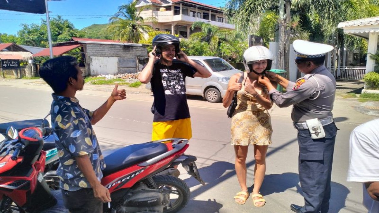 Anggota Satlantas Polres Lombok Tengah, Nusa Tenggara Barat saat menggelar penyuluhan bagi WNA di Mandalika (ANTARA/Humas Polres Lombok Tengah)
