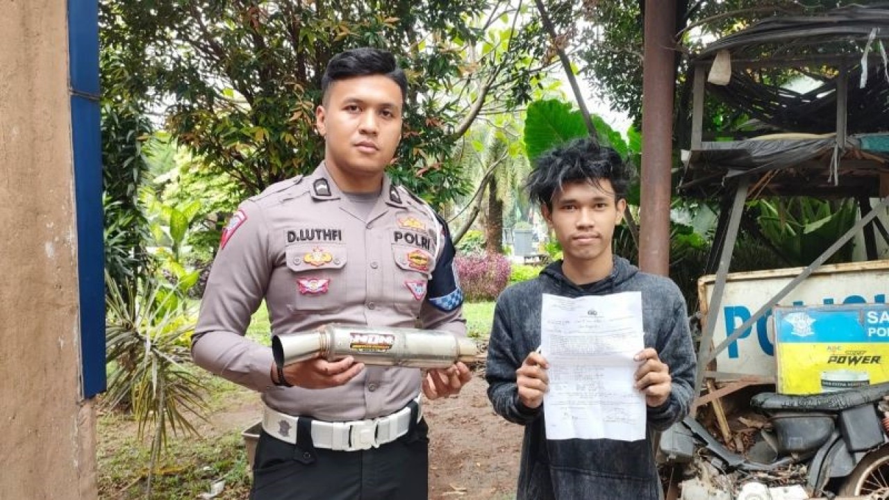 Anggota Polres Bogor menyita knalpot brong dari pengendara motor di Cibinong, Kabupaten Bogor, Jawa Barat. (ANTARA/HO-Humas Polres Bogor)