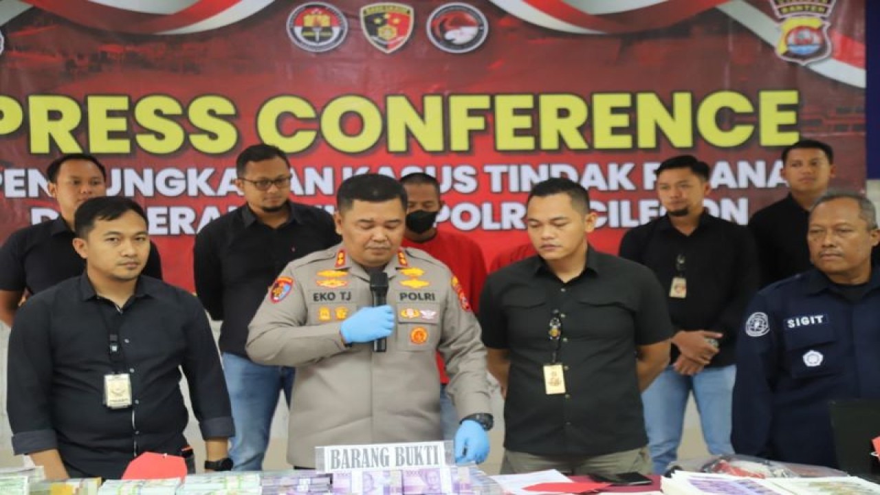 Kapolres Cilegon AKBP Eko Tjahyo Untoro menyampaikan keterangan terkait pengungkapan kasus uang palsu di Mapolres Cilegon, Selasa. (Mulyana)