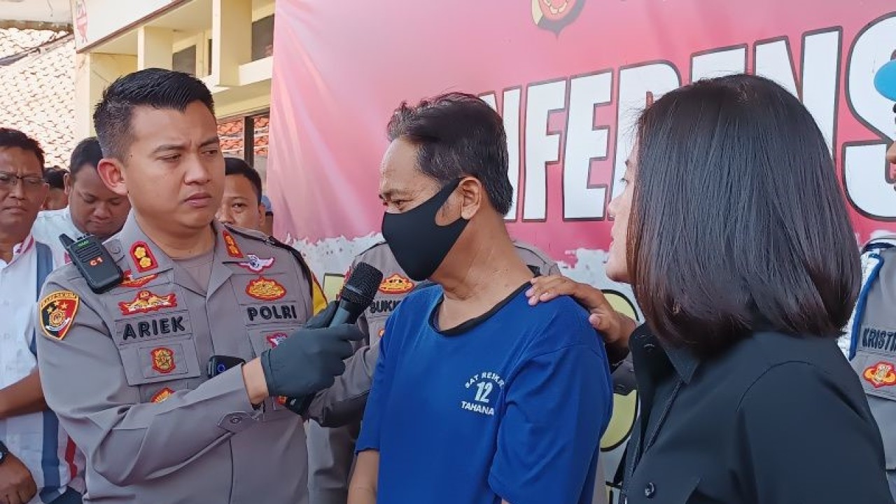 Kapolres Cirebon Kota AKBP Ariek Indra Sentanu menunjukkan tersangka oknum guru yang melakukan tindakan asusila di Cirebon, Jawa Barat, Jumat (17/3/2023). (ANTARA/Khaerul Izan)