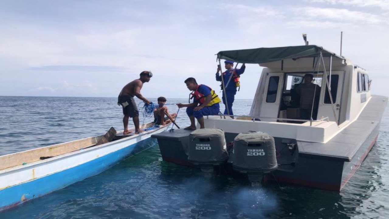 Personel Satuan Polairud Polres Dompu, NTB saat melakukan evakuasi para nelayan, di Dompu, NTB, Selasa (28/2/2023). ANTARA/Humas Polres Dompu