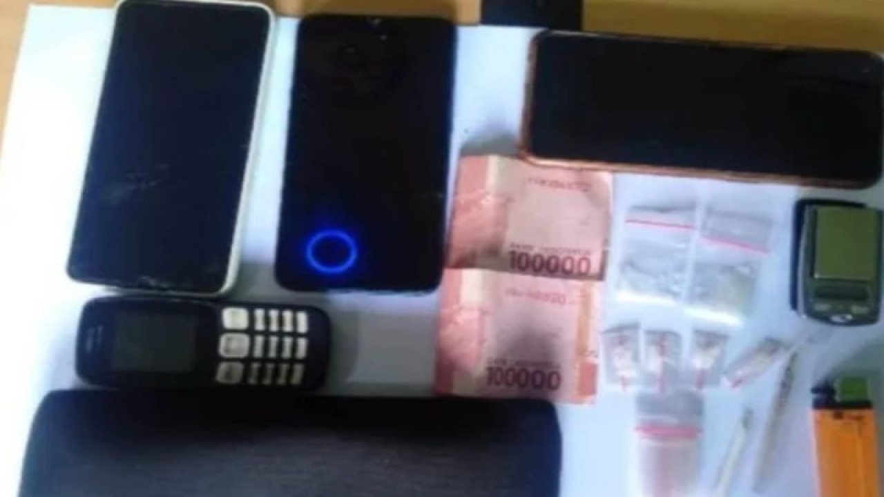 Barang bukti sabu-sabu, telepon seluler, dan uang tunai yang diamankan polisi dari tiga anggota Panitia Pemungutan Suara (PPS) Kecamatan Daha Selata di Tumbukan Banyu, Kecamatan Daha Selatan, Hulu Sungai Selatan, Kalimantan Selatan, Rabu (3/1/2023). (ANTARA/HO-Polres HSS)