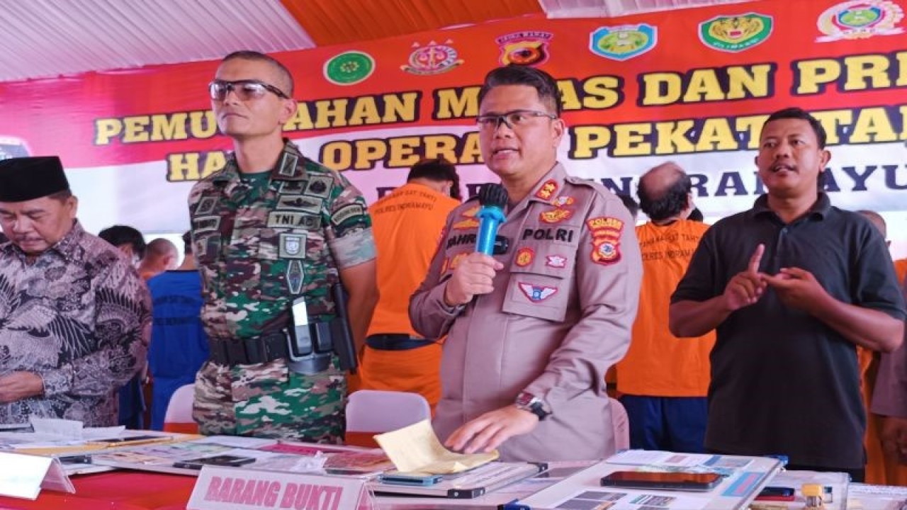 Kapolres Indramayu AKBP Fahri Siregar memberi keterangan kepada media di Indramayu, Jawa Barat, Jumat (24/3/2023). (ANTARA/Khaerul Izan)