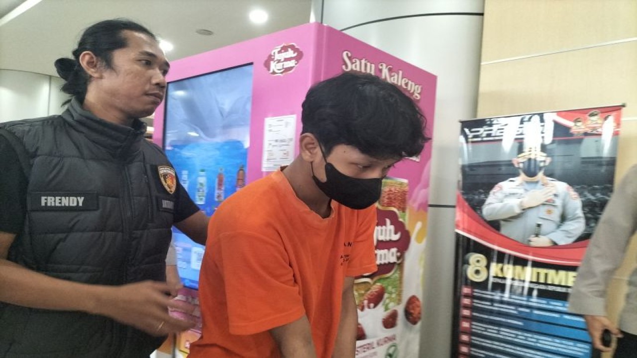 Tersangka penganiayaan berinisial U yang menewaskan satu warga di kawasan Palmerah, Jakarta Barat, Selasa (28/3/2023). ANTARA/Walda