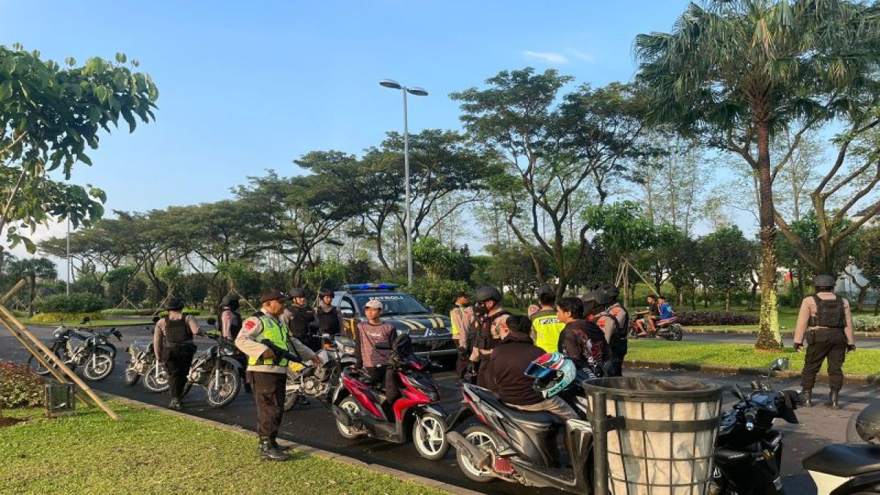 Ttim khusus unit reaksi cepat muria (URCM) Polres Kudus, Jawa Tengah, saat melakukan patroli di jalan menuju Oasis Kecamatan Bae, Kabupaten Kudus. (ANTARA/HO-Polisi Kudus.)