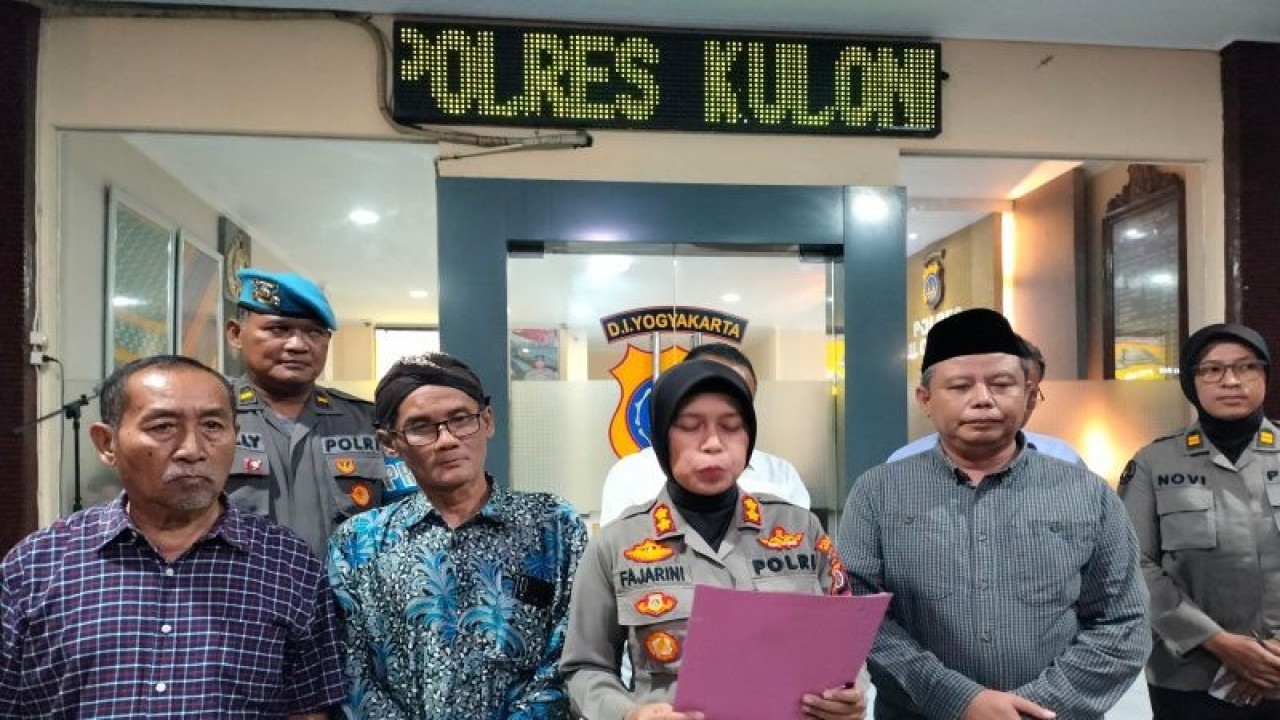 Kapolres Kulon Progo AKBP Muharomah Fajarini memberikan keterangan terkait penutupan Patung Bunda Maria di Degolan, Bumirejo. (ANTARA/Sutarmi)
