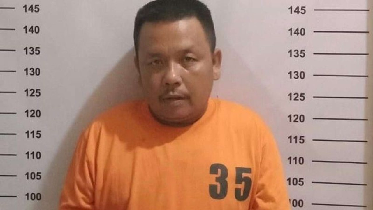 Seorang pria ASS (41) pengedar narkotika jenis sabu ditahan di Polres Labuhanbatu. ((ANTARA/HO-Humas Polres Labuhanbatu))