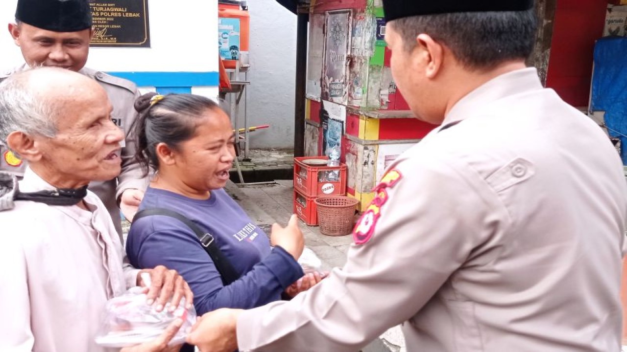 Kapolres Lebak AKBP Wiwin Setiawan membagikan takjil kepada masyarakat di Alun-alun Multatuli Rangkasbitung. ANTARA/Mansur