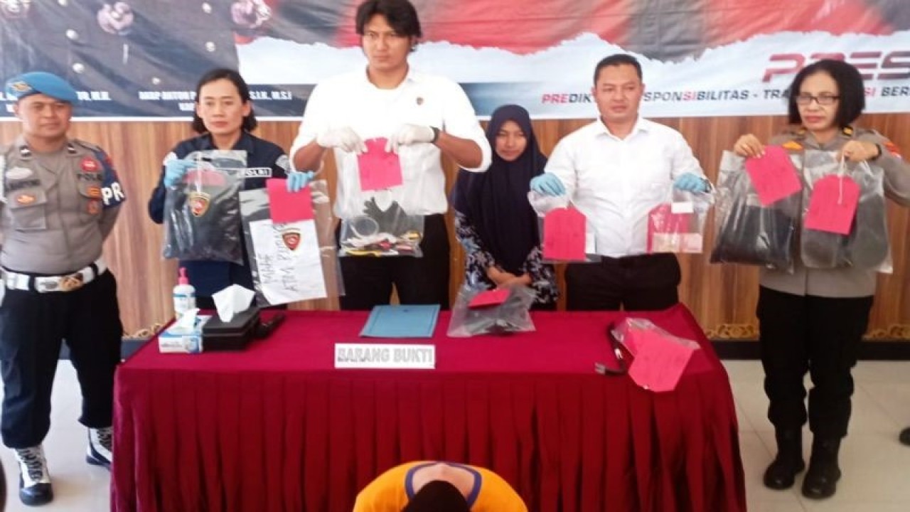 Kepala Satuan Reskrim Polres Madiun AKP Danang Eko Abrianto bersama jajaran menggelar pers rilis di Mapolres Madiun, Senin (/3/2023) tentang kasus WNA asal Bulgaria yang kedapatan membobol, mesin ATM. ANTARA/Louis Rika