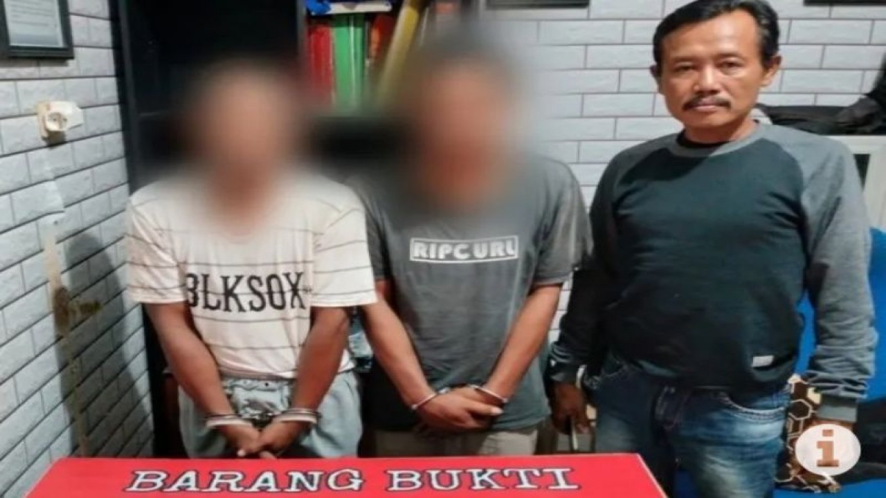 Petugas Satresnarkoba Polres Paser (kanan) bersama dua pelaku US dan YM beserta barang bukti narkotika jenis sabu-sabu, di Mapolres Paser, Rabu (1/3/2023). ANTARA/HO-R. Wartono