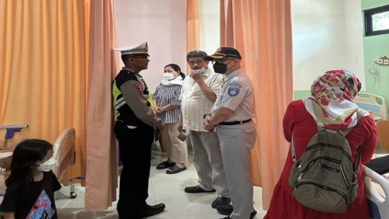 Kepala Perwakilan Jasa Raharja Pekalongan Sugeng Prastowo bersama petugas Satlantas Polres Pemalang sedang mengecek kondisi para korban kecelakaan di jalan Tol Pemalang-Pekalongan, Senin (20/3/2023). ANTARA/Kutnadi