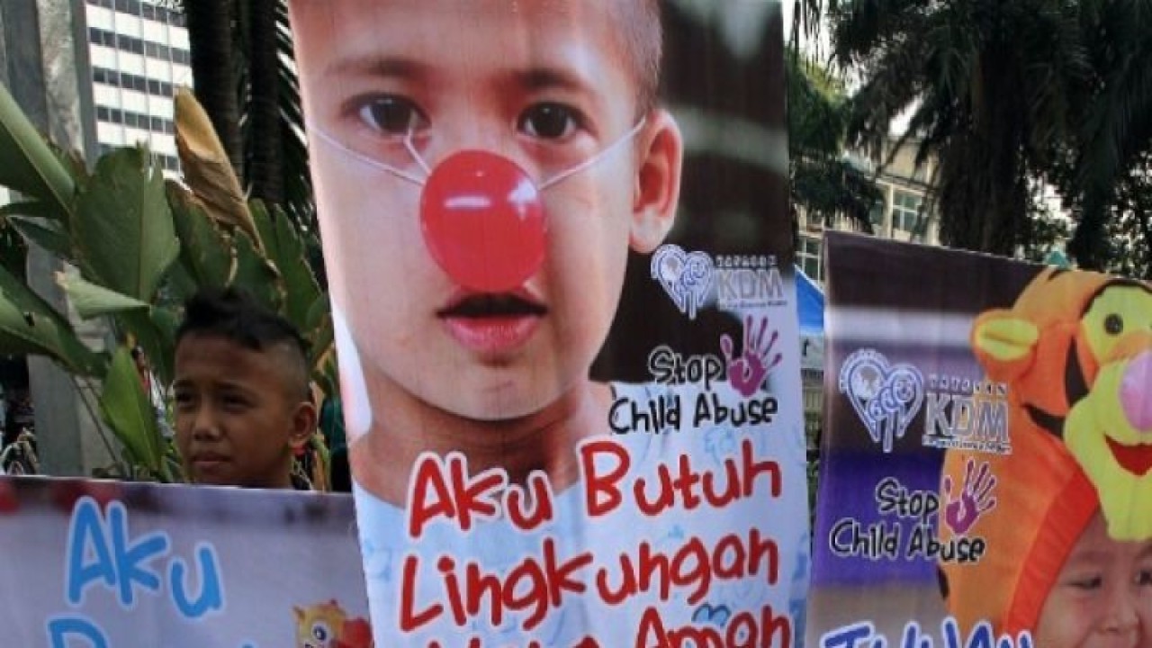 Gerakan Menentang KekerasanAnak Anak-anak membawa poster pada acara Pencanangan Gerakan Nasional Menentang Kekerasan Terhadap Anak di Bunderan Hotel Indonesia, Jakarta, Minggu (2/11). Acara yang digelar pada saat car free day tersebut bertema "Stop Child Abuse" dalam rangka mengumpulkan tanda tangan guna mentang kekerasan terhadap anak dan kekerasan seksual. ANTARA FOTO/Muhammad Adimaja