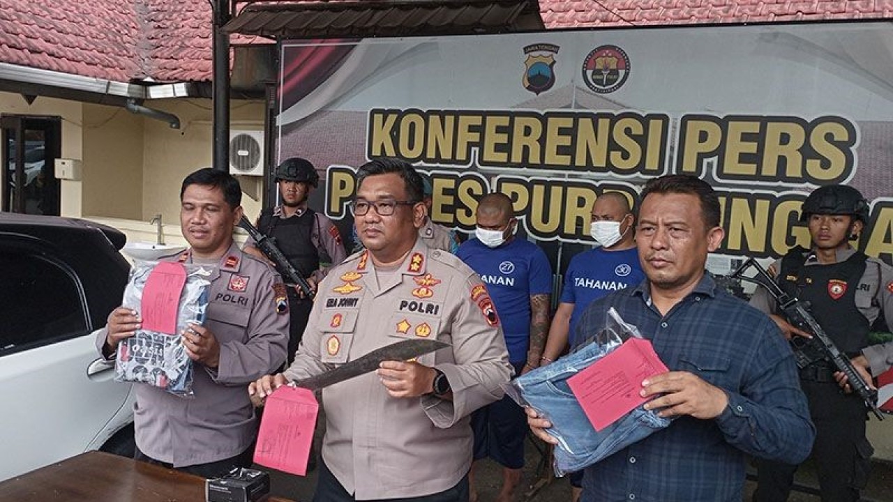 Kapolres Purbalingga AKBP Era Johny Kurniawan (tengah) saat konferensi pers di Mapolres Purbalingga, Kamis (16/3/2023 sore, menunjukkan barang bukti kasus pengancaman terhadap sopir bus pariwisata. ANTARA/Sumarwoto