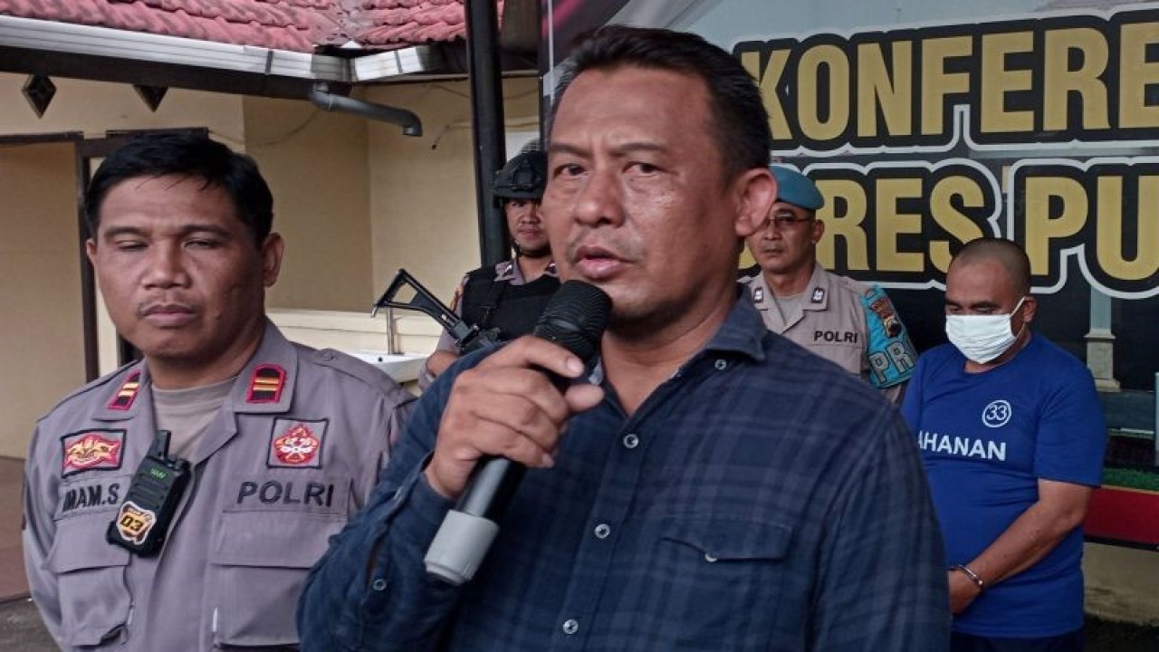 Kasatreskrim Polres Purbalingga AKP Suyanto memberikan keterangan pers terkait dengan kasus penipuan berkedok jual cek. ANTARA/Sumarwoto.