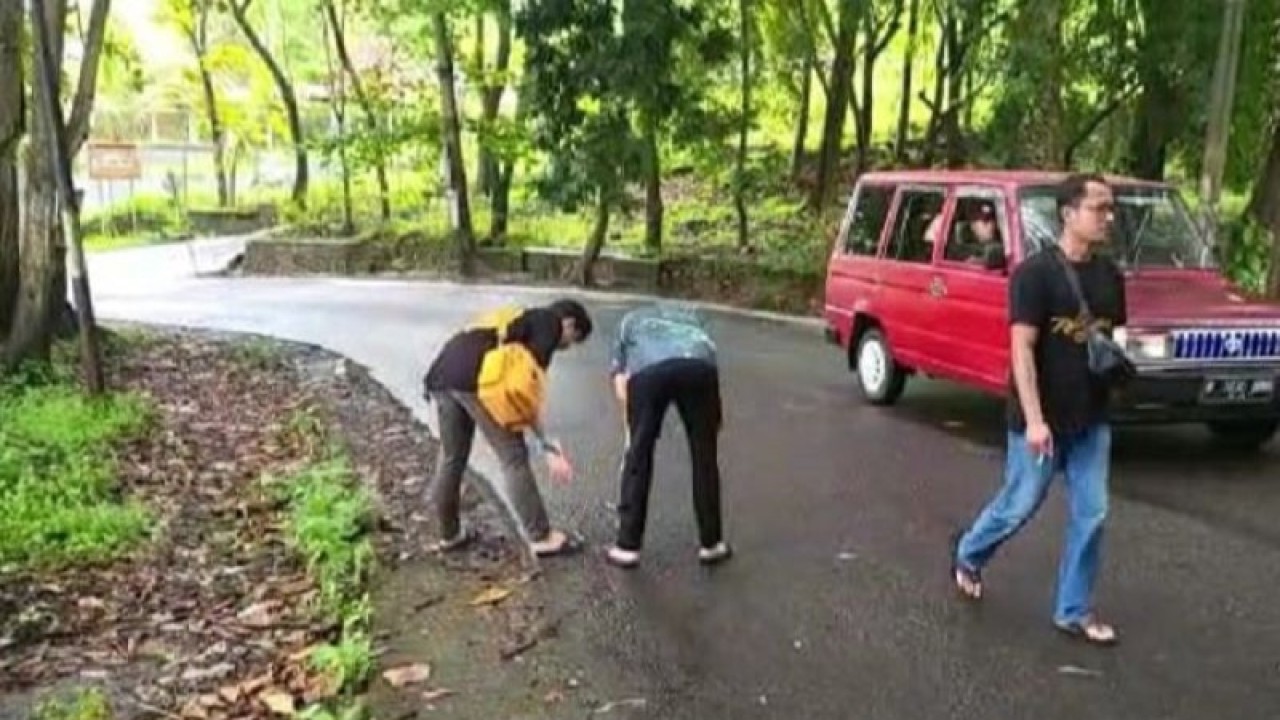 Personel Polres Sukabumi saat melakukan olah TKP kasus dugaan penganiayaan yang mengakibatkan seorang pelakar SD meninggal dunia di Kampung Sirnagalih, Desa Citepus, Kecamatan Palabuhanratu, Kabupaten Sukabumi, Jabar pada Sabtu, (4/3) lalu. Antara/Aditya Rohman