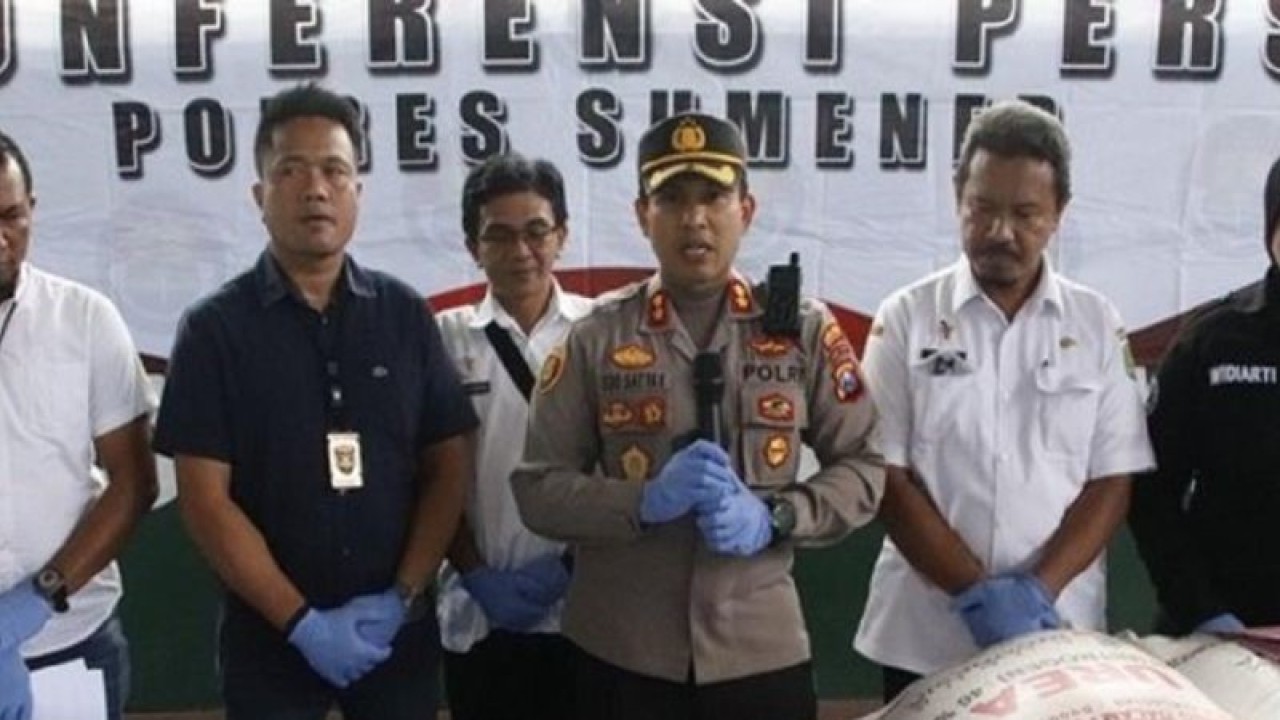 Polres Sumenep, Jawa Timur, merilis hasil penangkapan oknum warga yang hendak menyelewengkan pupuk bersubsidi untuk alokasi petani di wilayah itu, Rabu (15/3/2023). ANTARA/HO-Polres Sumenep