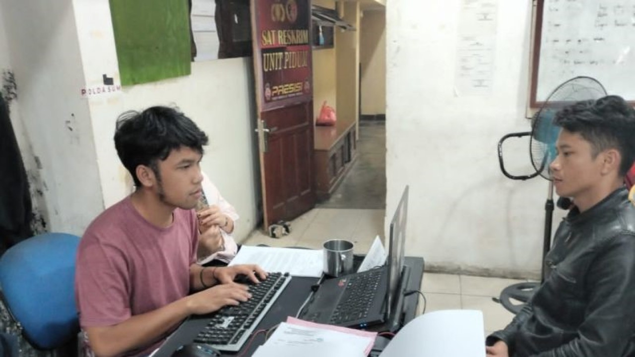 Personel Polres Tapanuli Utara (kiri) memeriksa salah seorang saksi dalam kasus penganiayaan di Desa Siborongborong I, Kabupaten Taput. ((ANTARA/HO-Humas Polres Taput))