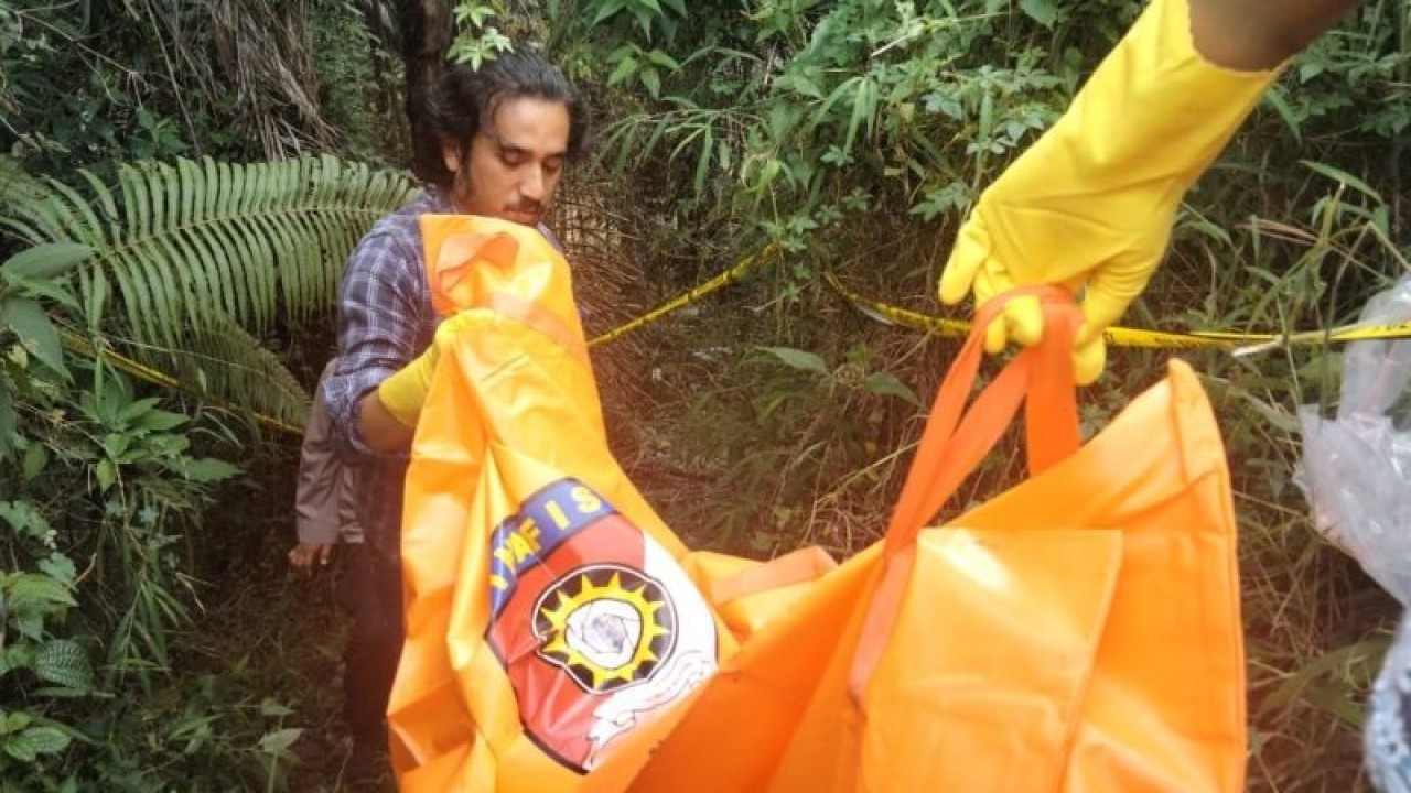 Personal Polres Tapanuli Utara melakukan Olah TKP penemuan sosok mayat tanpa identitas di Desa Pancur Napitu, Kecamatan Siatas Barita, Kabupaten Taput. ((ANTARA/HO-Humas Polres Taput))