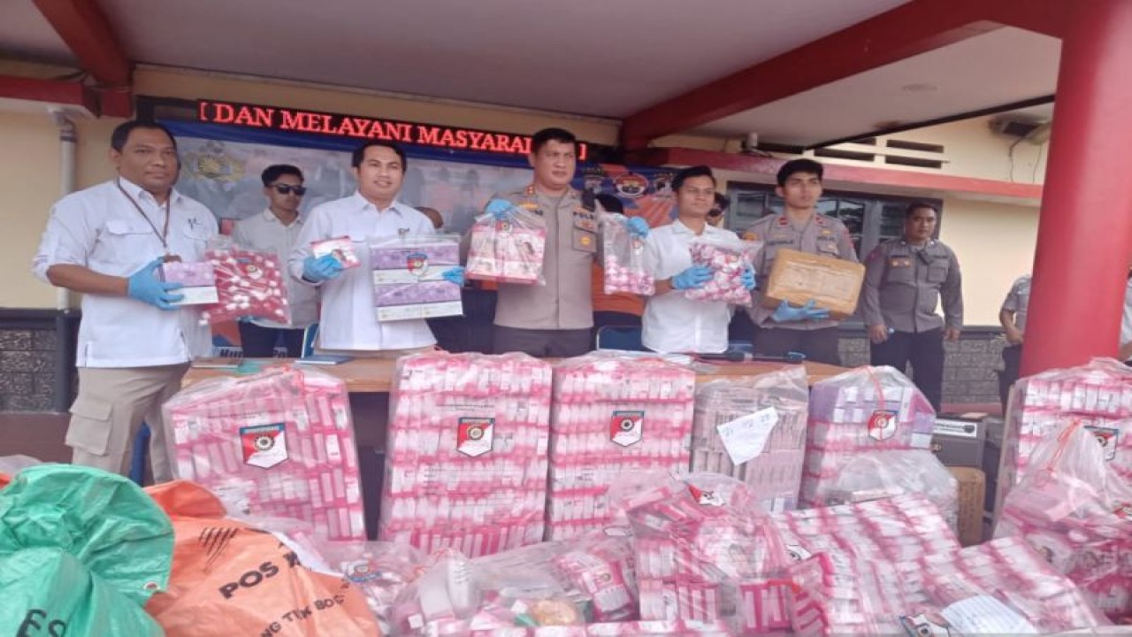 Kapolres Tarakan AKBP Ronaldo Maradona T.P.P Siregar didampingi Kasat Reskrim Polres Tarakan Iptu Muhammad Khomaini saat rilis kosmetik ilegal di Mapolres Tarakan, Kalimantan Utara, Rabu (7/3). ANTARA/Susylo Asmalyah.