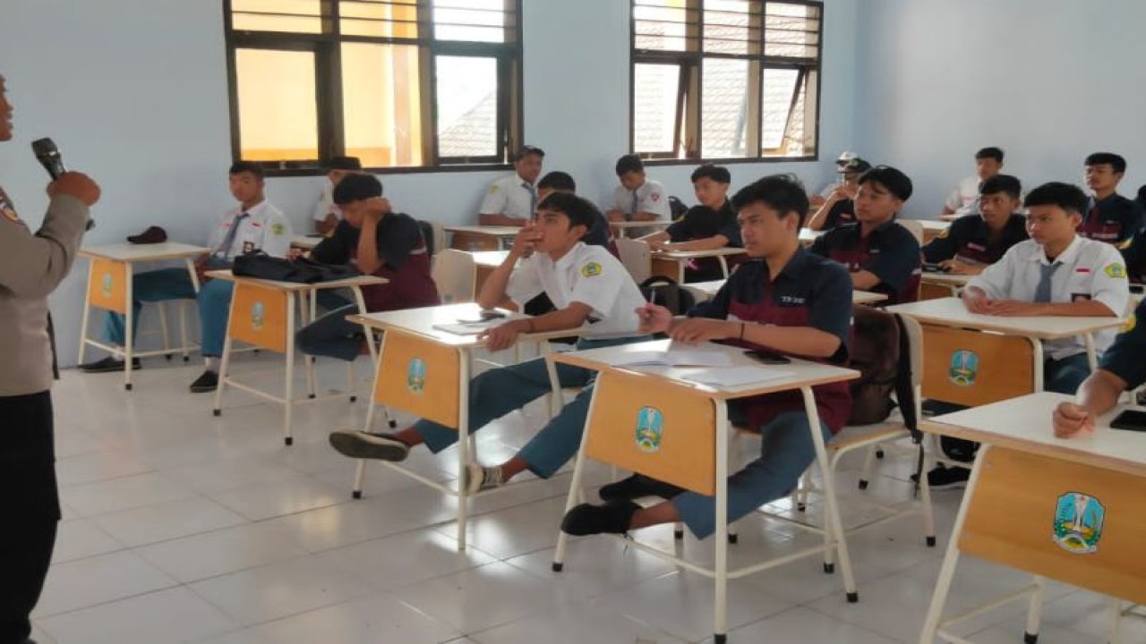 Suasana Polres Trenggalek menggiatkan edukasi hukum ke kalangan pelajar di salah satu sekolah di Trenggalek. ANTARA/HO-Humas Polres Trenggalek