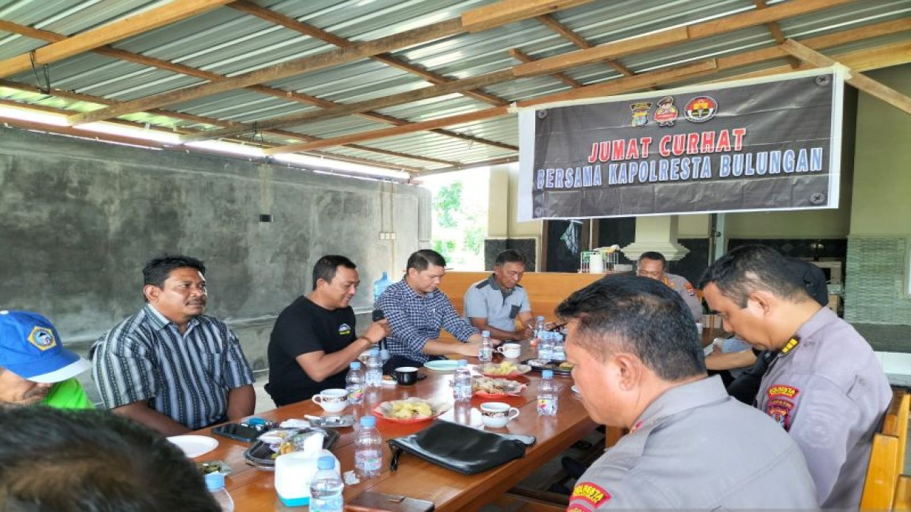 Salah seorang anggota komunitas motor menyampaikan pendapat kala bertemu Kapolresta Bulungan pada "Jumat Curhat" di salah satu kedai kopi di Tanjung Selor, Bulungan, Kaltara, Jumat (10/3/2023). ANTARA/Muh. Arfan.