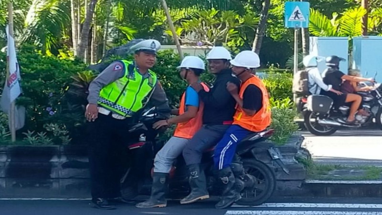 Personel Satuan Lalu Lintas Kepolisian Resor Kota (Polresta) Denpasar menindak para pengendara motor yang berboncengan melebihi aturan di salah satu ruas jalan di Kota Denpasar, Bali, Kamis (9/3). ANTARA/HO-Humas Polresta Denpa