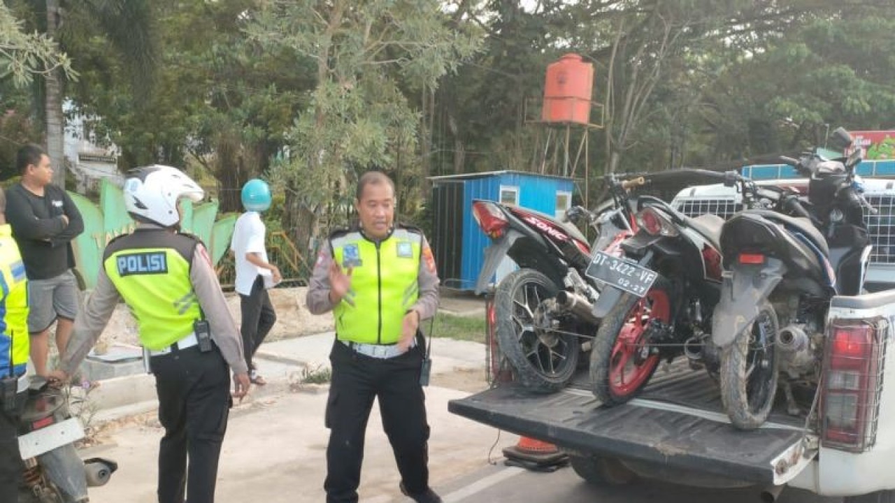 Tim operasi penertiban kendaraan saat mengamankan sepeda motor yang terlibat balap liar, di Kendari, Kamis (23/3/2023). Antara/La Ode Muh Deden Saputra