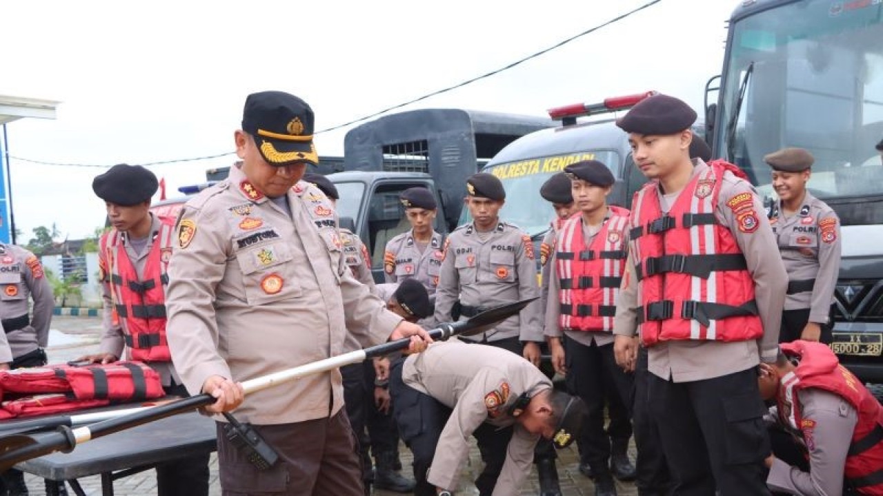 Wakapolresta Kendari AKBP Saiful Mustofa saat mengecek kesiapan peralatan SAR terbatas di Mako Polresta Kendari. ANTARA/La Ode Muh Deden Saputra