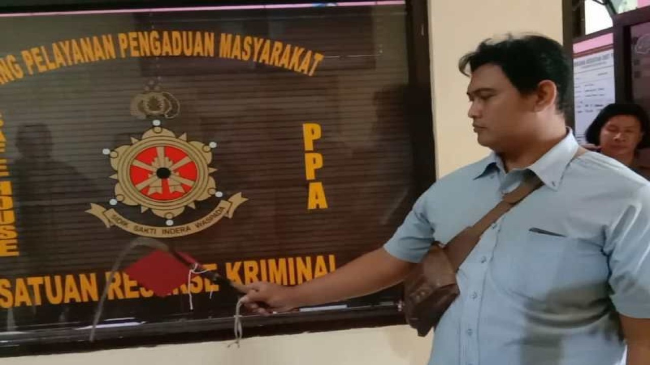 Polisi menunjukkan barang bukti senjata selurit yang digunakan dalam pembacokan mobil di Magelang. ANTARA/HO