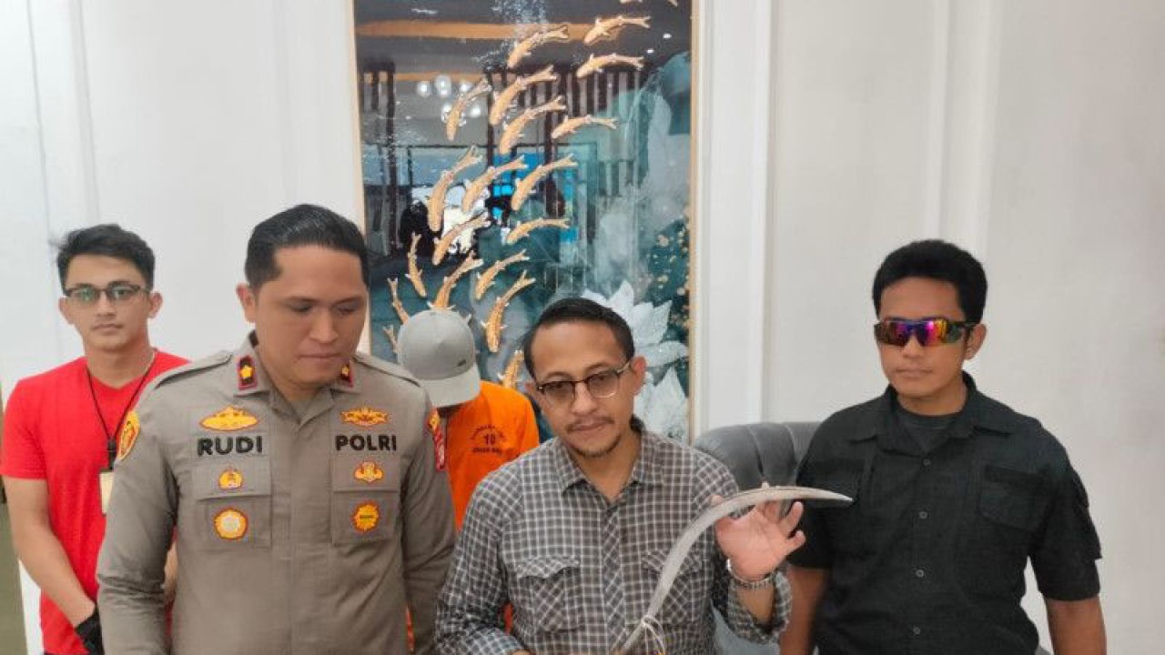 Kapolsek Johar Baru Kompol Rudy Wira memperlihatkan salah satu pelaku tawuran antarremaja di Johar Baru, Jakarta Pusat, berinisial WH di Kantor Polsek Johar Baru, Jakarta Pusat, Jumat (3/3/2023). ANTARA/Dokumentasi Pribadi