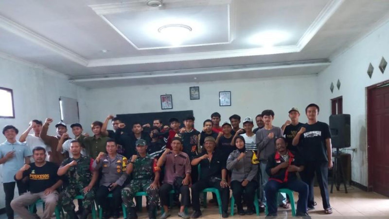 Personel bhabinkamtibmas dari Polsek Jampangtengah dan Cikembar usai melakukan mediasi untuk mendamaikan dua kelompok remaja yang terlibat perang sarung di perbatasan Kecamatan Jampangtengah dengan Cikembar, Kabupaten Sukabumi, Jabar. Jumat (31/3/2023). Antara/Aditya Rohman