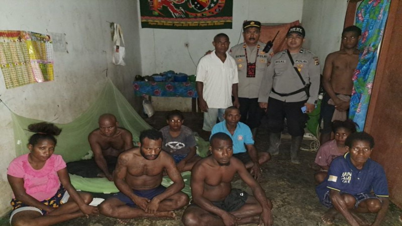 Kapolsek Arso Timur IPTU Katman (berdiri, kedua dari kiri) bersama 10 WNA asal PNG yang tinggal di rumah karyawan milik PT TSP di Kabupaten Keerom (ANTARA/HO-Humas Polres Keerom)