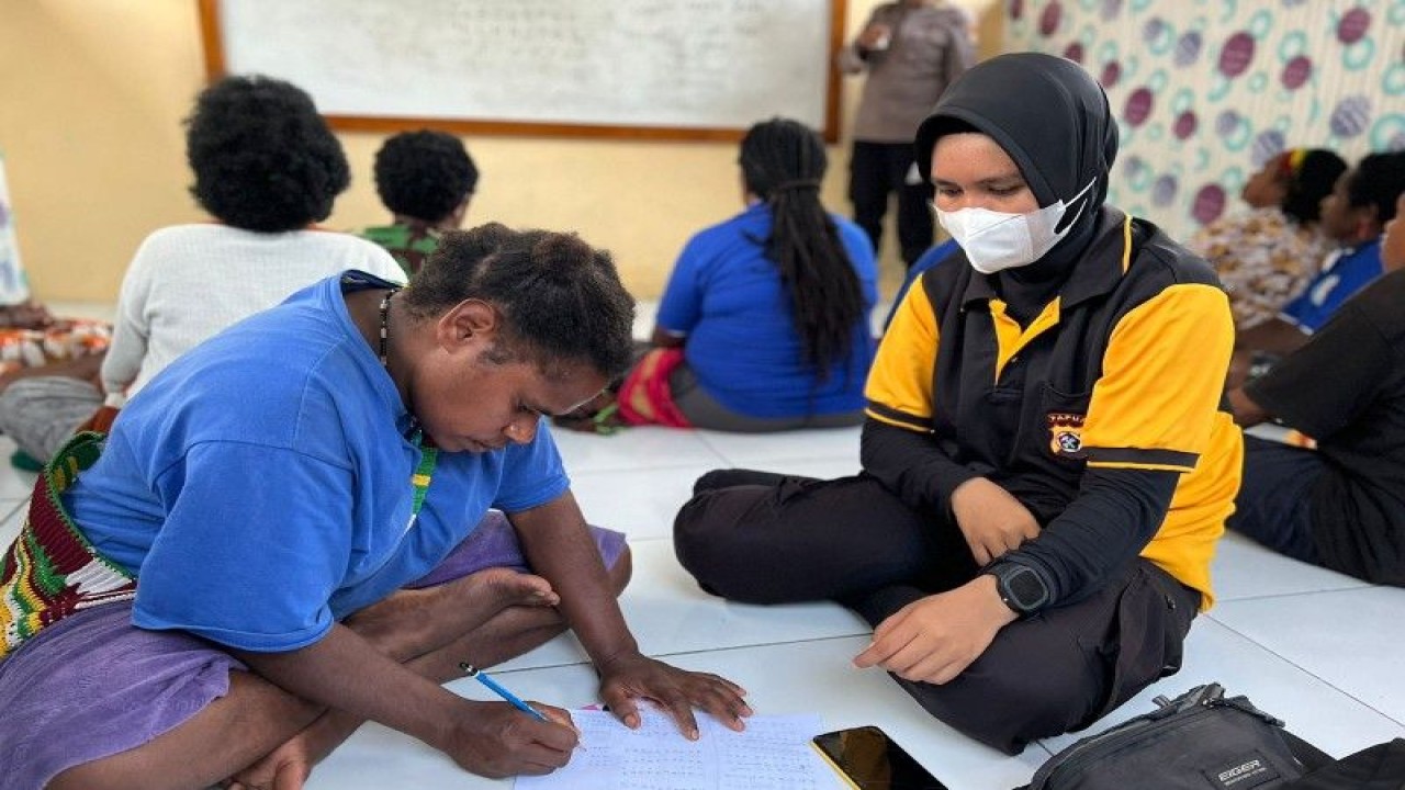 Polwan Polres Jayapura mengajar mama-mama Papua menbaca dan menulis. ANTARA/HO-Polres Jayapura.