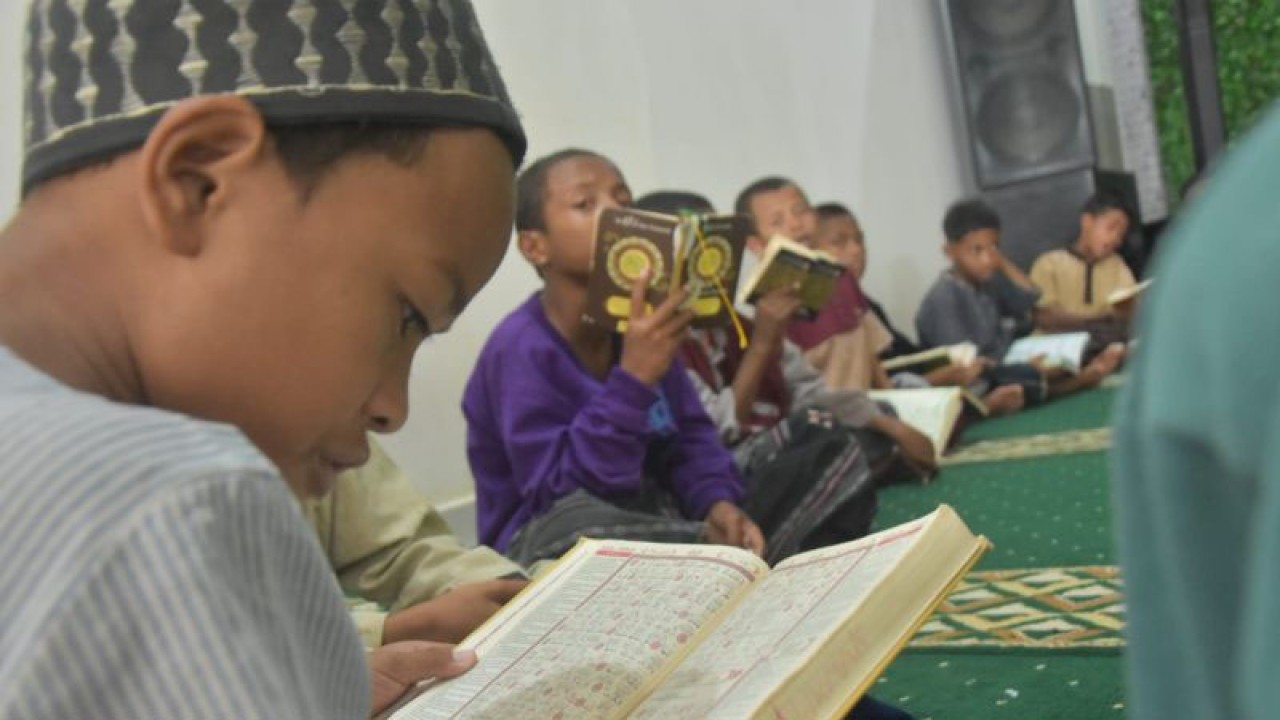 Santri Pondok Pesantren Nuu Waar Kabupaten Bekasi, Jawa Barat sedang belajar menghafal Al Quran pada Senin (27/3/2023). ANTARA/Pradita Kurniawan Syah