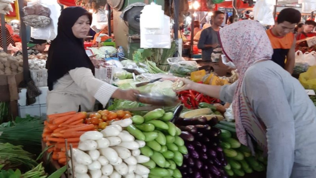 Aktivitas jual beli di Pasar Flamboyan, Pontianak, Kalbar. ANTARA/Fiyya