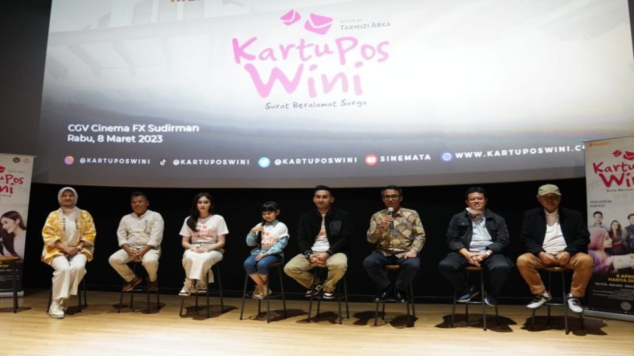 Suasana peluncuran poster dan trailer Film Kartu Pos Wini Surat Beralamat Surga yang diproduksi oleh Sinemata Production. (ANTARA/HO-Istimewa)