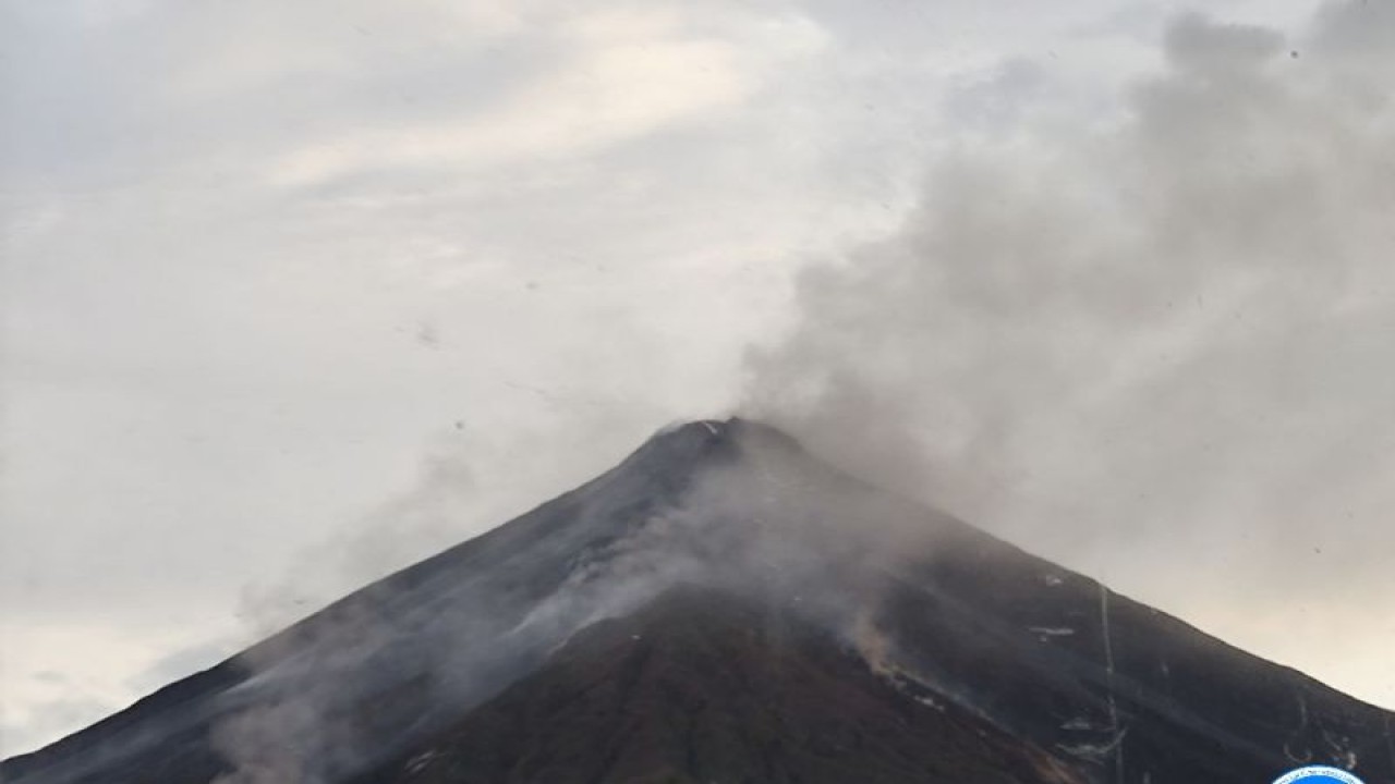 Gunung Karangetang di Pulau Siau, Kabupaten Kepulauan Sitaro mulai menunjukkan penurunan aktivitas vulkanik sejak erupsi pada 8 Februari 2023 lalu. FOTO ANTARA/HO-Pos PGA Karangetang