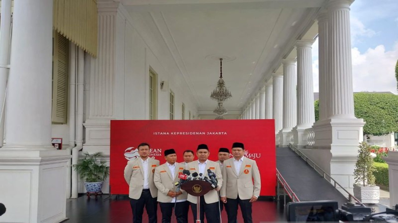 Pengurus Pimpinan Pusat Pemuda Muhammadiyah memberikan keterangan kepada wartawan usai bertemu dengan Presiden Joko Widodo di Istana Kepresidenan Jakarta, Senin (27/3/2023). ANTARA/Desca Lidya Natalia