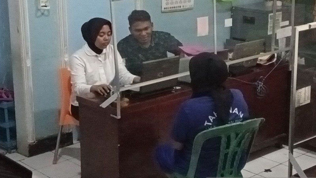 Tersangka YU menjalani pemeriksaan di Ruang PPA Satreskrim Polres Purbalingga, Senin (27/3/2023) siang, karena membuang bayinya yang baru lahir ke saluran irigasi dan ditemukan dalam kondisi meninggal dunia. ANTARA/Sumarwoto