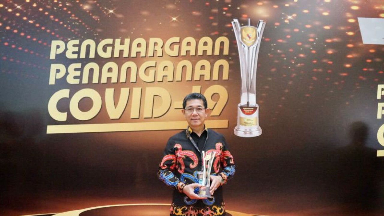 Wakil Gubernur Kaltara Yansen TP memperlihatkan piala yang diraih Provinsi Kalimantan Utara pada pelaksanaan PPKM Award di Jakarta, Senin (20/3/2023). (ANTARA/HO-Biro Adpim Kaltara)