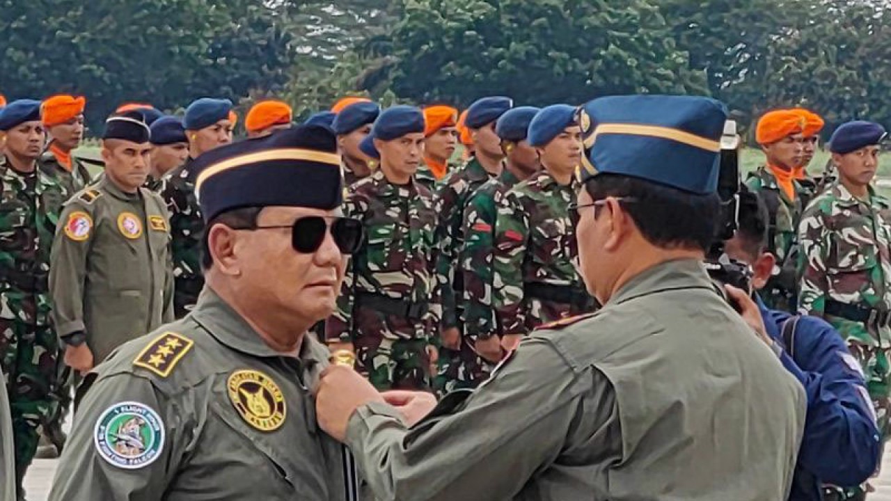 Menteri Pertahanan (Menhan) Prabowo Subianto (kiri) menerima Brevet Wing Penerbang Kehormatan Kelas I TNI Angkatan Udara yang disematkan Panglima TNI Laksamana TNI Yydo Margono di Pangkalan TNI AU (Lanud) Halim Perdanakusuma, Jakarta, Rabu (8/3/2023). (ANTARA/Gilang Galiartha)