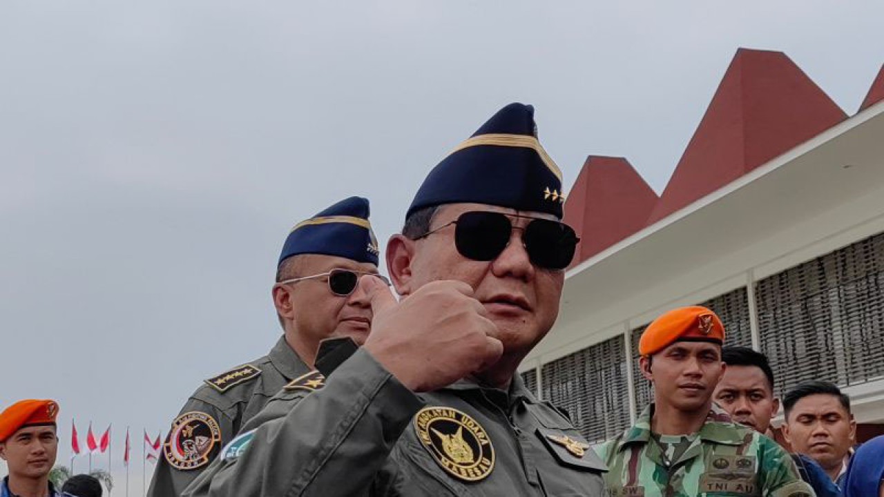 Menteri Pertahanan Prabowo Subianto memberi keterangan media seusai menerima Brevet Wing Penerbang Kehormatan Kelas I TNI Angkatan Udara di Pangkalan TNI AU (Lanud) Halim Perdanakusuma, Jakarta, Rabu (8/3/2023). ANTARA/Gilang Galiartha